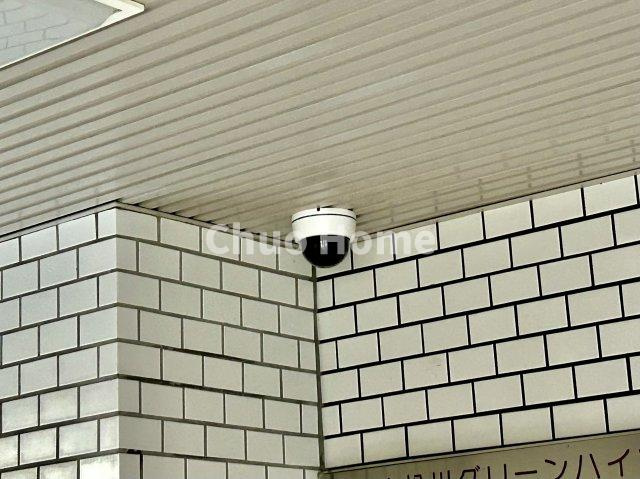 小松川グリーンハイツ1号棟の防犯設備|【防犯カメラ】何かあった時の大事な証拠になることももちろんなりますが、防犯というくらいですので大事なのは防犯カメラがあることによって抑止力につながることですよね。