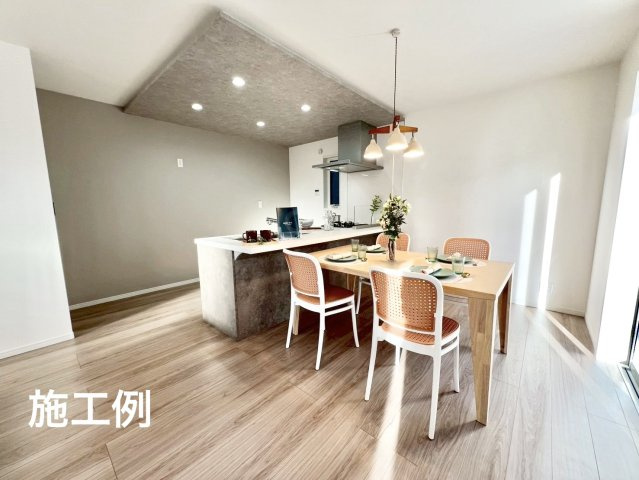 秦野市渋沢　新築戸建て　並列3台駐車可能の居間・リビング