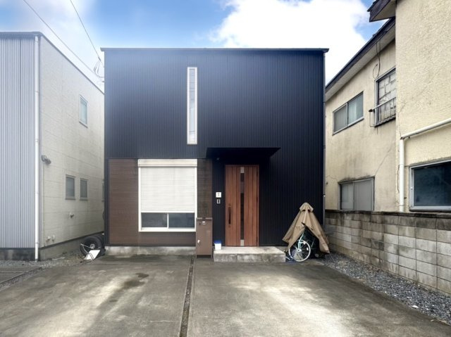 【中古戸建】高崎市大橋町の外観|■外観|シンプルで洗練されたデザインは住まう人の色に染まり、個性を映し出します♪本日見学可能(*＾＾*)