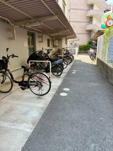ユニ・アルス鶴見緑地公園プレジオの駐輪場