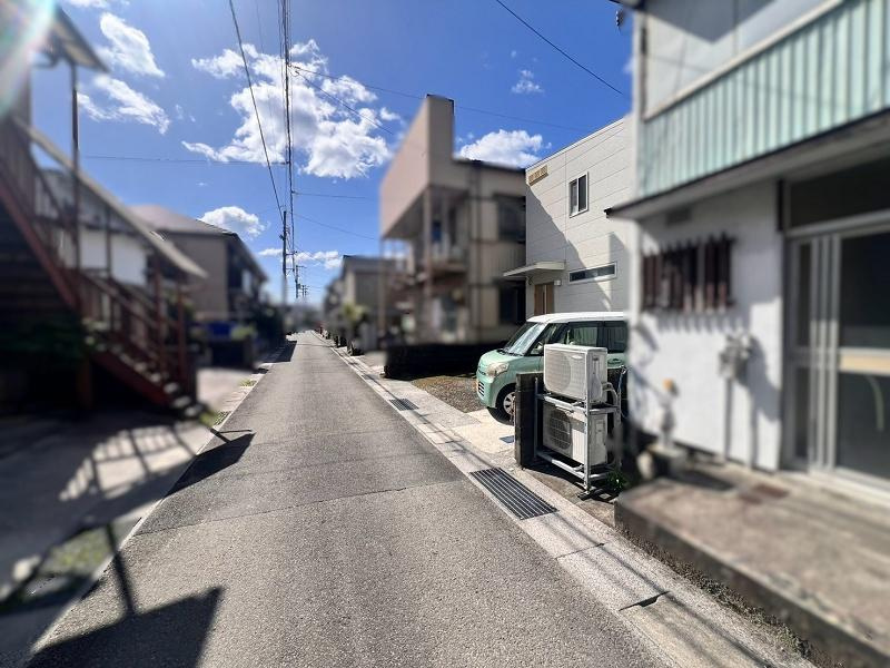 高知市竹島町　中古戸建ての前面道路含む現地写真