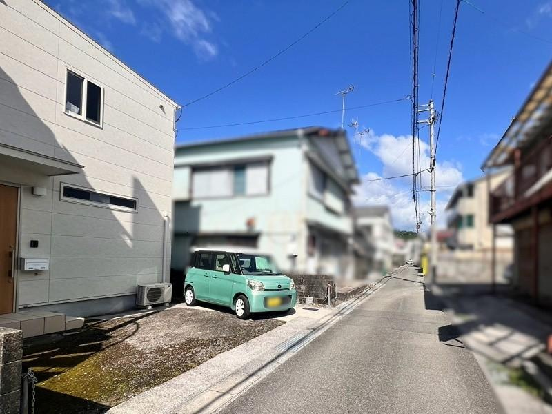 高知市竹島町　中古戸建ての前面道路含む現地写真