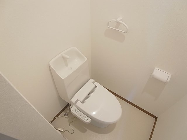 テスラ長田のトイレ|ウォシュレット導入