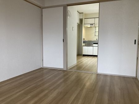 青風ハイツの洋室