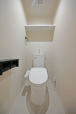 三津屋グリーンハイツのトイレ|シャワー洗浄機能付きの便座を備えています。