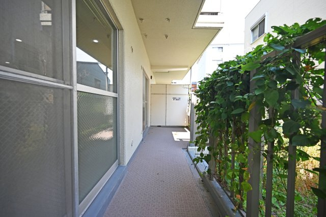 三津屋グリーンハイツのバルコニー|ゆったりとしたバルコニーを設けているため、洗濯物の量が多い日でもゆとりを持って干すことができます。