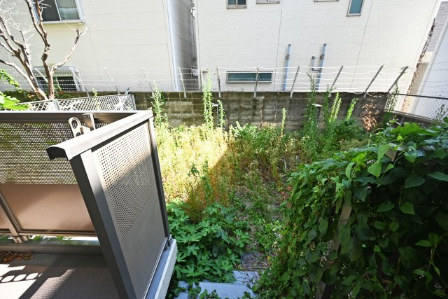 三津屋グリーンハイツの庭|専用庭付きなので、家庭菜園やガーデニングにも最適です。