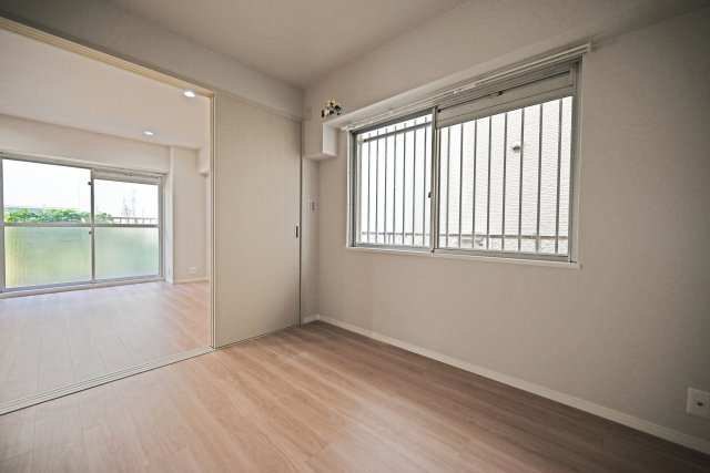 三津屋グリーンハイツの子供部屋|洋室約5.5帖
子ども部屋に適した広さがあり、学習机やベッドもゆったりとレイアウトできます。