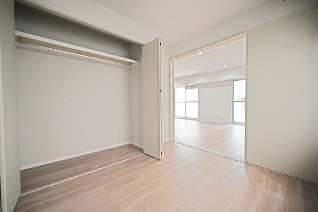 三津屋グリーンハイツの子供部屋|引き戸を閉めることでリビングを分離でき、急な来客にも対応しやすい間取りです。