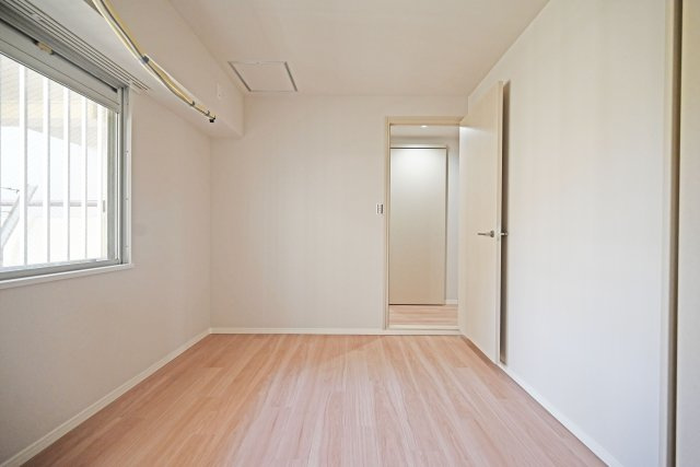 三津屋グリーンハイツの寝室|どんなインテリアにも馴染みやすいシンプルな洋室。家具の配置もしやすいです。