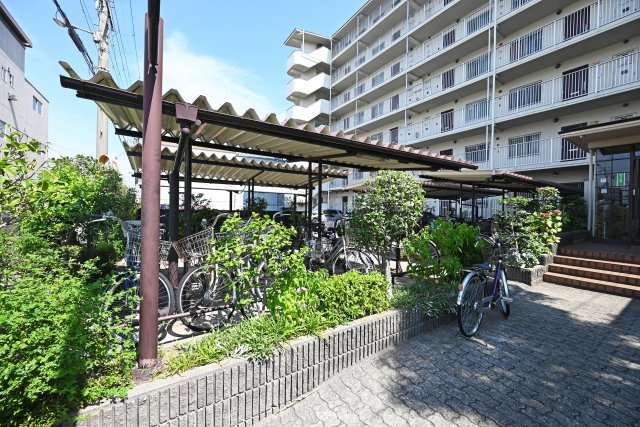 三津屋グリーンハイツの駐輪場|敷地内に駐輪場を備えています。通勤・通学やお買い物など、自転車を利用する機会が多い方にも便利な共用設備です。