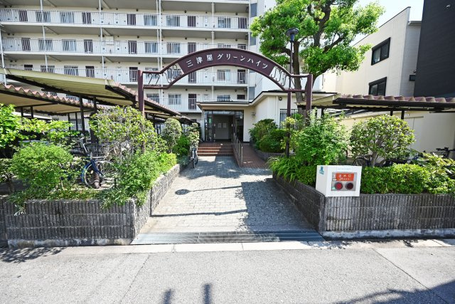 三津屋グリーンハイツの外観|近隣に小・中学校が揃っており、お子さまの毎日の通学も安心です。