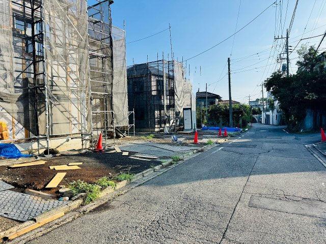八王子市　緑町　新築一戸建ての前面道路含む現地写真|～南東5ｍ道路に面しています～