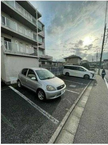 ハイネス東村山の駐車場