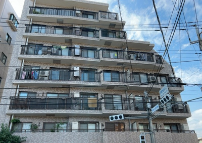 【現況写真】 | 相武台一丁目パーク・ホームズ | 外観はマンション管理がされているかの目安になります。築年数が古いと、壁面は劣化してひび割れが生じることも！建物が古びていても細かいところが修繕されていると、きちんと管理されているなぁと感じるでしょう。