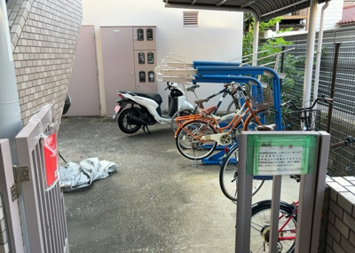 【駐輪場】 | 相武台一丁目パーク・ホームズ | マンションの駐輪場は、事前に空きがあるか確認を取ると安心です。せっかく入居したのに駐輪スペースがない！なんてことになったら大変ですよね。そこで、内見時や購入前にはまず事前に確認しておくと良いでしょう。