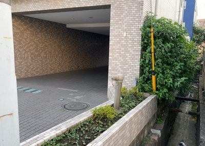 【庭】 | 相武台一丁目パーク・ホームズ | 物件によっては、入居者が個人的に使用できる専用庭がついているものもあります。また、住宅の中にある土間の部分を庭と呼ぶこともあります。庭の用途は住む人によって変わり、それによってデザインもさまざまです。