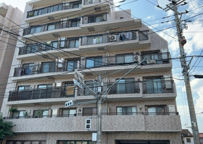 【構造・工法・仕様】 | 相武台一丁目パーク・ホームズ | ＲＣ造、Reinforced Concreteは直訳すると補強されたコンクリートです。主に柱や梁・床・壁が鉄筋とコンクリートで構成おり、鉄筋を組んだ型枠にコンクリートを流し込んで固めたものを指します。