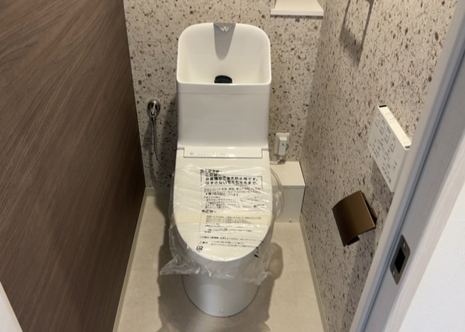 【トイレ】 | 相武台一丁目パーク・ホームズ | トイレは大きさや形、機能、抗菌性などが異なる多種多彩なタイプが各メーカーから出ています。それぞれに良さがあるため、事前にどういったタイプのトイレがいいのかをご家庭内で決めて、内見に行くといいでしょう。