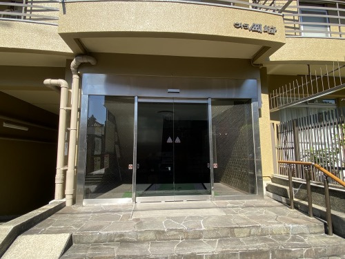ヴィラ岡崎の玄関