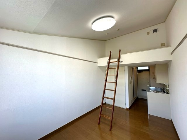 【寝室】 | アクシス山口台 | ※参考写真※南西向き洋室6帖☆収納スペースとロフトがあります♪荷物をたっぷり収納できてお部屋がすっきり片付きます☆