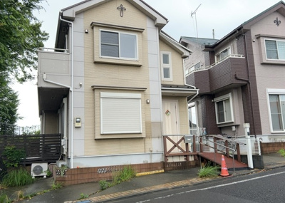 【外観】 | 宇津木町中古戸建 | 現地に行くなら、物件の周囲の地形がどうなっているかを見ることも大切です。周辺より低くなっている土地では、大雨などで水が集まりやすいため、地盤が弱くなっているということも考えられるため、注意が必要です。