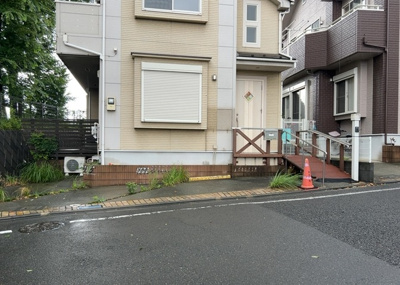 【前面道路含む現地写真】 | 宇津木町中古戸建 | 南側道路の場合は長い時間光を入れ込むことができるため、庭やリビングを道路側に持ってくることが多く土地価格も高い傾向にあります。一方北側道路だとリビングや庭が南側になりプライバシーを守ることができます。