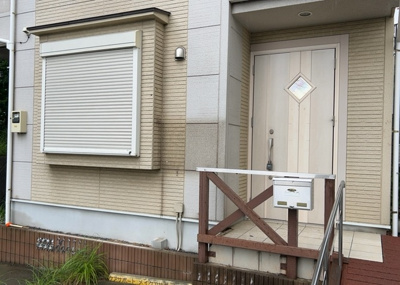 【居間・リビング】 | 宇津木町中古戸建 | リビングの間取りの種類は大きくわけてリビングとダイニングが別になっているタイプ、リビングダイニング一体型です。どちらも一長一短ですので、家を選ぶ時はその両面をチェックして決めるようにしましょう。