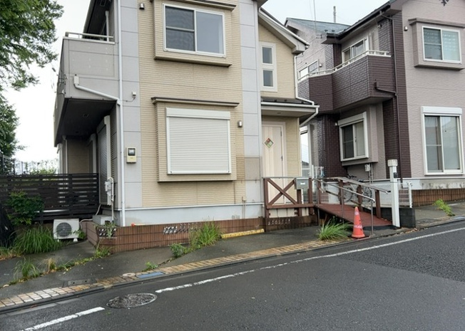 【前面道路含む現地写真】 | 宇津木町中古戸建 | 住宅用の土地では前面道路に2m以上接していなければならないと法律で定められています。しかし、お持ちの車のサイズやライフスタイルなどにより、2mでは利便が悪い場合もございますので、事前に確認しましょう。