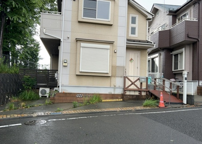 【前面道路含む現地写真】 | 宇津木町中古戸建 | 道幅が広い場所は日当たりや風通が良好です。幅が広いのですれ違いも可能ですし大きな車でも駐車可能！一方で、大型車が通ることも多くなるため交通量の増加により騒音に繋がります。また土地の値段が高くなります。