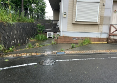 【駐車場】 | 宇津木町中古戸建 | 駐車場と明記されていても、最小スペースでつくられた駐車場だと大型車は駐車できなかったり、出入りしにくくなったりする可能性があります。お車のサイズと購入したい物件の駐車場のサイズを現地で確認しましょう。