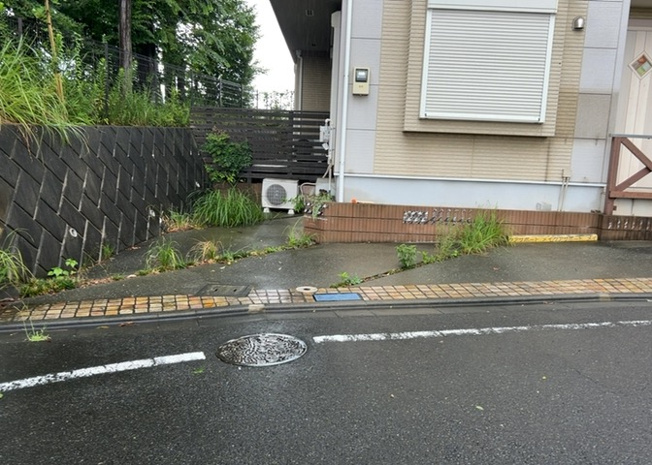 【駐車場】 | 宇津木町中古戸建 | 駐車場と明記されていても、最小スペースでつくられた駐車場だと大型車は駐車できなかったり、出入りしにくくなったりする可能性があります。お車のサイズと購入したい物件の駐車場のサイズを現地で確認しましょう。