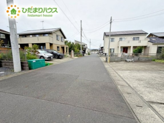 【前面道路含む現地写真】 | ひたちなか市馬渡1期　新築戸建 | 繁華街のようなにぎやかさがないため、車の音や話し声が少なく、静かな生活を望む人に適している閑静な住宅地！