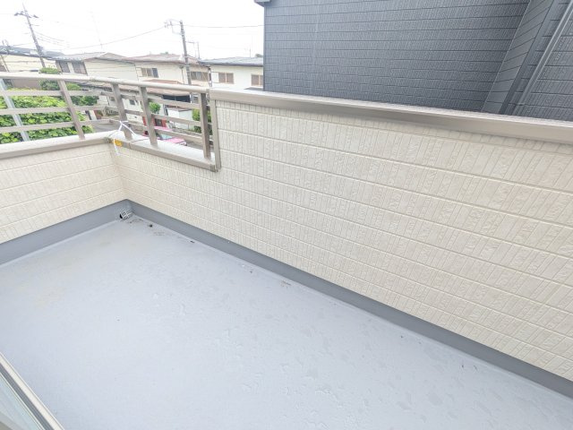 土浦市下高津3丁目347番　新築戸建て　A号棟のバルコニー|洗濯物も布団もまとめて干せるワイド設計。
広々としたワイドバルコニーで、家事の効率が上がり、日々の暮らしが快適になります。