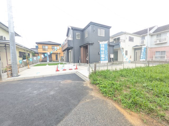 土浦市下高津3丁目347番　新築戸建て　A号棟の前面道路含む現地写真|現地完成済で建物や駐車場、お庭も全てご覧いただけます。。
本日のご見学も可能です♪
お気軽にお電話またはお問い合わせください。