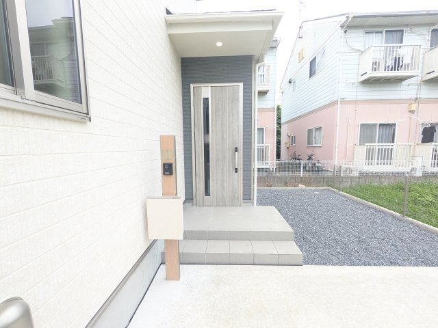 土浦市下高津3丁目347番　新築戸建て　A号棟の玄関|お洒落な玄関ドアと洗練された外壁デザイン。家の顔にふさわしい上質な佇まいで、ご家族やお客様を迎えます。