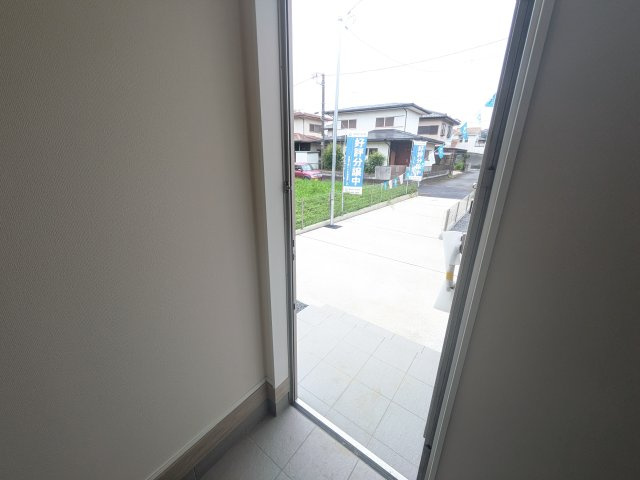 土浦市下高津3丁目347番　新築戸建て　A号棟の玄関|家族全員の靴がスッキリ片付く大容量シューズボックス完備。
お客様を気持ちよく迎えられる、明るく清潔感あふれる玄関です。