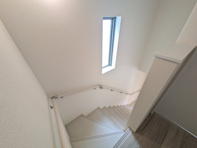 土浦市下高津3丁目347番　新築戸建て　A号棟の内装|窓付きで明るい階段は、手すり付きでお子様からご年配の方まで安心して上り下りができます♪