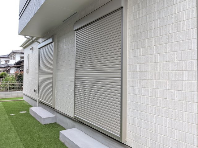 土浦市下高津3丁目347番　新築戸建て　A号棟の防犯設備|防犯・防災だけでなく、シャッターを閉めることで断熱効果もアップ。
外気の影響を受けにくく、冷暖房効率の向上も期待できます。