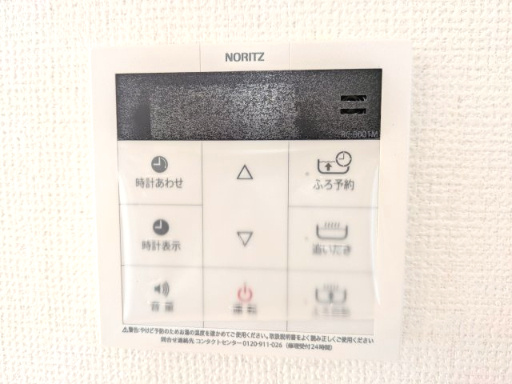 土浦市下高津3丁目347番　新築戸建て　A号棟のキッチン|キッチンからもお風呂の操作が可能な便利な浴室リモコン。
調理中にお湯張りや追い炊きができ、家事の効率がアップします♪