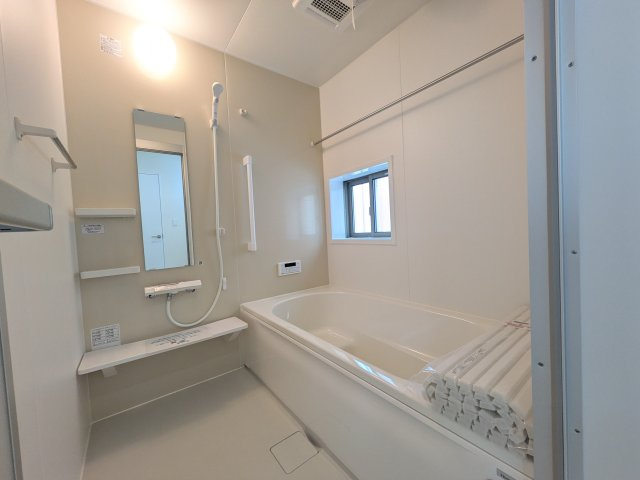 土浦市下高津3丁目347番　新築戸建て　A号棟の浴室|1坪タイプのゆったりとしたバスルームは浴室暖房換気乾燥機付きで、どんな季節でも快適なバスタイムを満喫出来ます♪
窓付きで明るく開放的なところも良いですね！