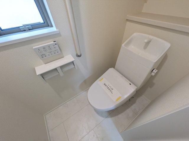 土浦市下高津3丁目347番　新築戸建て　A号棟のトイレ|高い節水性能で、水道代を大幅にカット。環境とお財布に優しく、家計をしっかりサポートします。