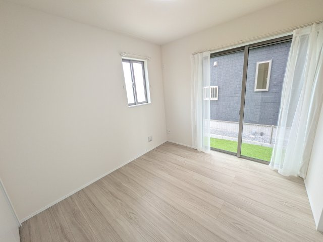 土浦市下高津3丁目347番　新築戸建て　A号棟の洋室|リビングと繋がる多目的スペース。引き戸を開ければ広々LDK、閉じれば客間や書斎、お子様の遊び場に早変わりします。
