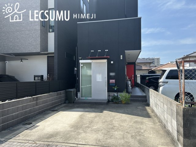 姫路市坂田町/中古戸建の駐車場
