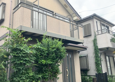 【バルコニー】 | 横川町中古戸建 | バルコニーは、室外の専用スペースのうち、「屋根がなく開放された空間」であるものを指します。ベランダより広いタイプのものが多く、日当たりもよいため家庭菜園などを楽しみたい人にとって適した環境となります。