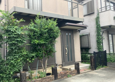 【構造・工法・仕様】 | 横川町中古戸建 | 木造住宅とは土台、壁、柱など建築物の強度を支える構造体の材に木が使用されている構造を指します。構造体は建物の自重を支えるだけではなく風圧や水圧、積裁荷重などあらゆる衝撃に耐えるための基礎です。