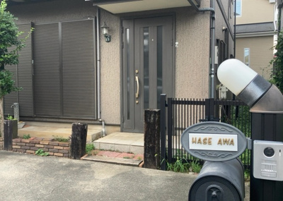 【内装】 | 横川町中古戸建 | 玄関ポーチにおいて最も重視すべきと言っても良いのが広さです。適切な広さの玄関ポーチでないと外見的なバランスは崩れてしまいますし、何より使いにくくなってしまいますので、現地で実際に下見をしてみましょう！