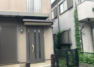 【外観】 | 横川町中古戸建 | 現地に行くなら、物件の周囲の地形がどうなっているかを見ることも大切です。周辺より低くなっている土地では、大雨などで水が集まりやすいため、地盤が弱くなっているということも考えられるため、注意が必要です。