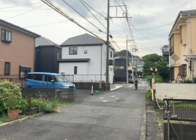 【前面道路含む現地写真】 | 横川町中古戸建 | 南側道路の場合は長い時間光を入れ込むことができるため、庭やリビングを道路側に持ってくることが多く土地価格も高い傾向にあります。一方北側道路だとリビングや庭が南側になりプライバシーを守ることができます。