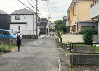 【前面道路含む現地写真】 | 横川町中古戸建 | 東側道路の場合は居室を南向きに設計しやすいため、朝日が入りやすいというメリットがあります。一方、西側道路も東側同様に居室を南向きに設計しやすいのですが、住宅地だと朝日が入りにくいという弱点があります。